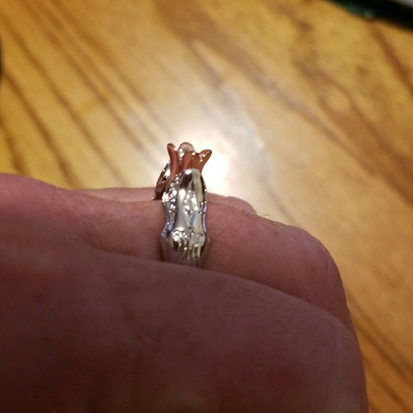 Beautiful 2 tone, flower ring - Picture 2 of 6